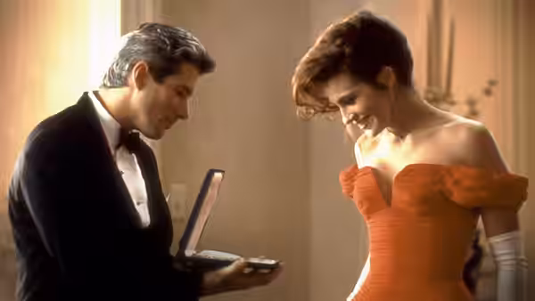 Edward Lewis (Richard Gere) presenting a necklace to Vivian Ward (Julia Roberts)