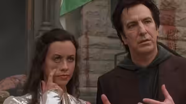 Bethany (Linda Fiorentino) and Metatron (Alan Rickman) stand gesturing near stone walls