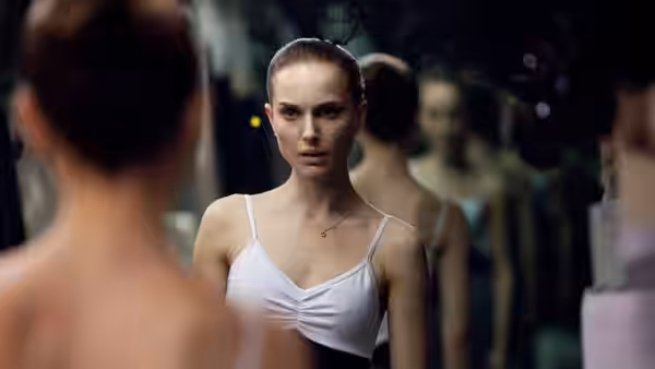 Nina Sayers (Natalie Portman) facing forward in a ballet dressing room