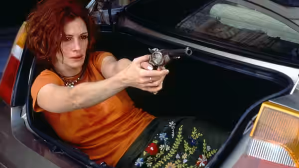 Samantha (Julia Roberts) aims a revolver from inside an open car trunk