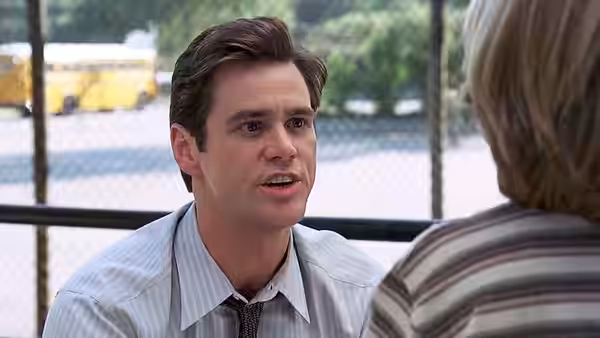 Fletcher Reede (Jim Carrey) speaking to a woman near a fence
