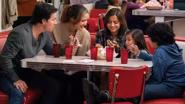 Pete (Mark Wahlberg), Ellie (Rose Byrne), Lizzy (Isabela Merced) and children eating at a diner table
