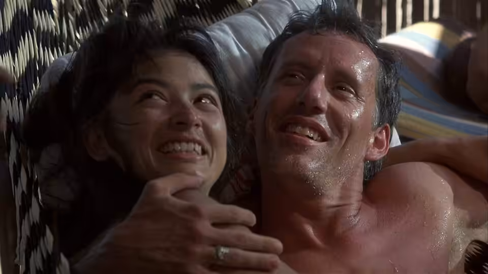 Richard Boyle (James Woods) relaxes with Maria (Elpidia Carrillo) in a hammock