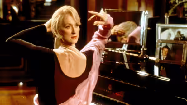 Madeline Ashton (Meryl Streep) poses beside a piano and mirror