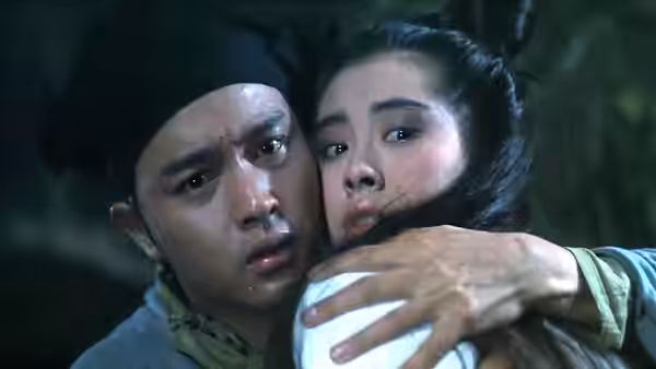 Ling Choi-san (Leslie Cheung) holds Lip Siu Sin (Joey Wong) close