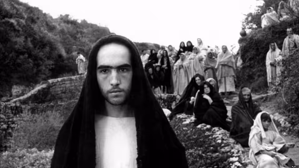 Cristo (Enrique Irazoqui) stands before a crowd gathered on a hillside