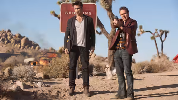 Billy (Sam Rockwell) aiming a gun at Marty (Colin Farrell) in the desert