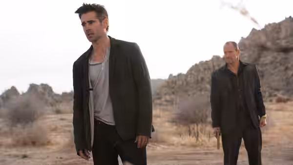 Marty (Colin Farrell) and Charlie (Woody Harrelson) standing in the desert