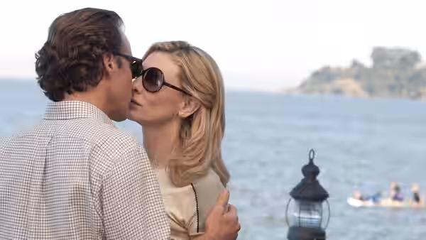 Jasmine (Cate Blanchett) kissing a man by the waterfront