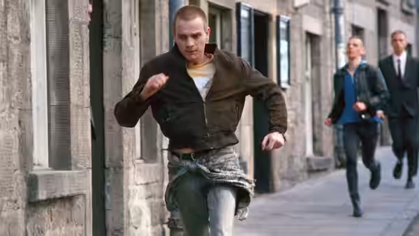 Renton (Ewan McGregor) running down a city street