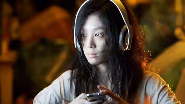 Kim Jung-yeon (Jung Ryeo-won) wears headphones and looks aside in her room