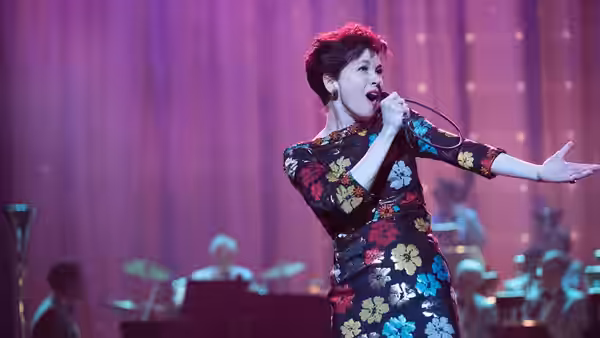 Judy Garland (Renée Zellweger) performs on stage with arm outstretched