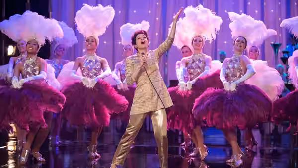 Judy Garland (Renée Zellweger) sings on stage surrounded by feathered dancers