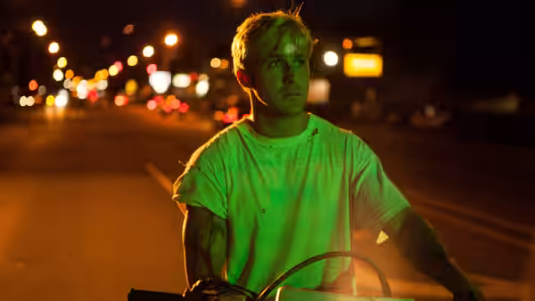 Luke Glanton (Ryan Gosling) riding a motorcycle on a street at night