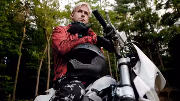 Luke Glanton (Ryan Gosling) seated on a motorcycle in a forest