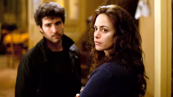Marie (Bérénice Bejo) looking back while Ahmad (Ali Mosaffa) stands behind her