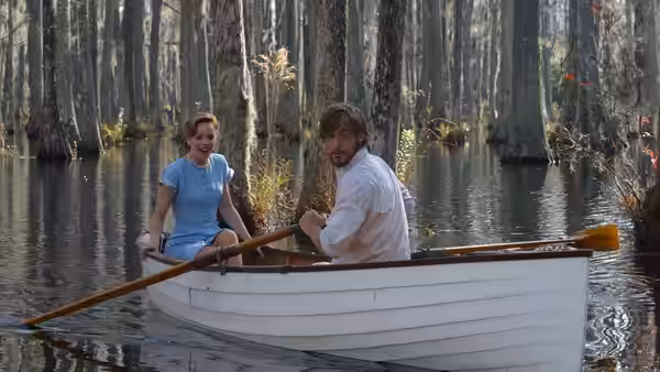 Noah (Ryan Gosling) and Allie (Rachel McAdams) in a rowboat on a lake