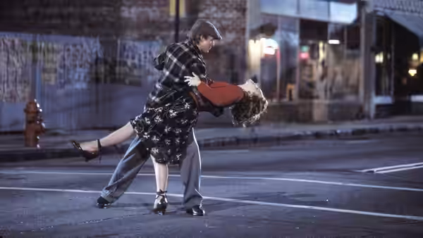 Noah (Ryan Gosling) dipping Allie (Rachel McAdams) while dancing on a street