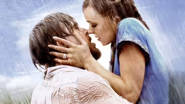 Noah (Ryan Gosling) and Allie (Rachel McAdams) kissing in the rain