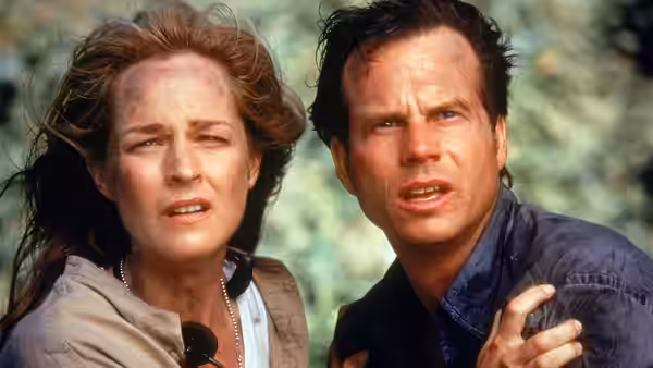 Jo (Helen Hunt) and Bill (Bill Paxton) watch the approaching storm