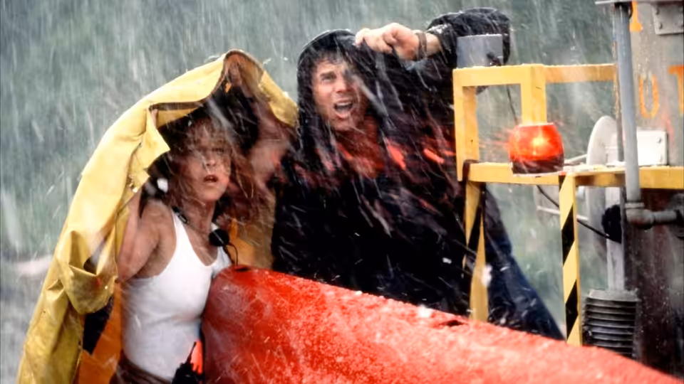 Jo (Helen Hunt) and Bill (Bill Paxton) shelter beneath a tarp in heavy rain