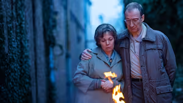 Christopher Edwards (David Thewlis) and Susan Edwards (Olivia Colman) standing close outdoors at night