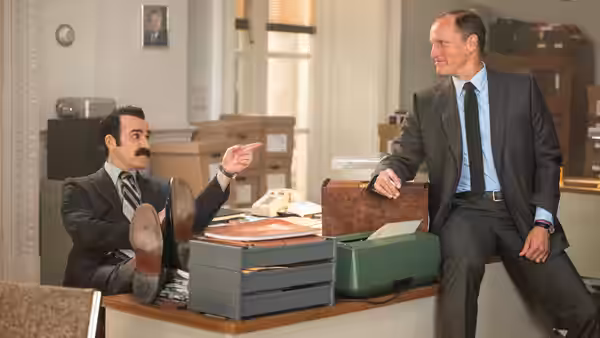 E. Howard Hunt (Woody Harrelson) points at G. Gordon Liddy (Justin Theroux) in an office