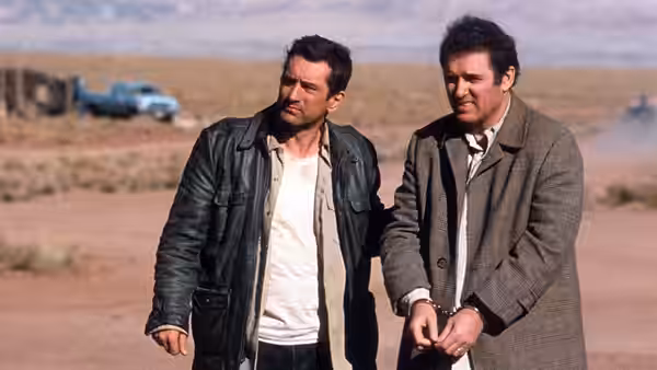 Jack Walsh (Robert De Niro) walking with Jonathan Mardukas (Charles Grodin) handcuffed in the desert
