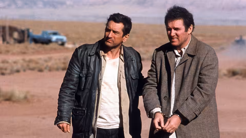 Jack Walsh (Robert De Niro) walking with Jonathan Mardukas (Charles Grodin) handcuffed in the desert