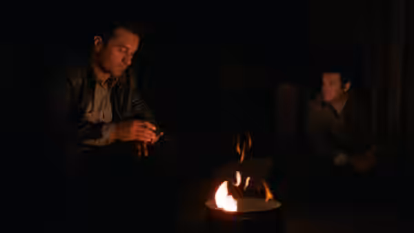 Jack Walsh (Robert De Niro) and Jonathan Mardukas (Charles Grodin) sitting by a campfire