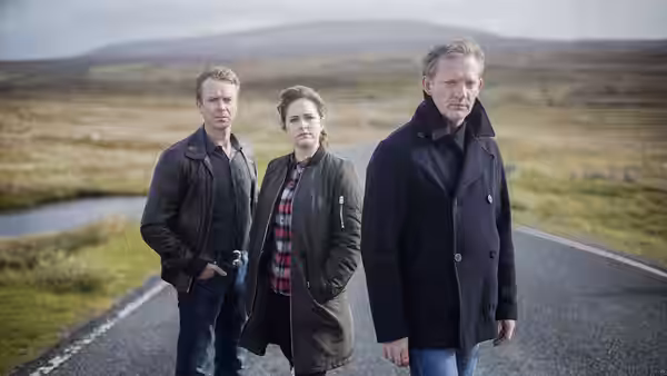 Jimmy Perez (Douglas Henshall), Tosh McIntosh (Alison O'Donnell) and Duncan Hunter (Mark Bonnar) on a rural road