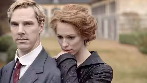 Christopher Tietjens (Benedict Cumberbatch) standing with Sylvia Tietjens (Rebecca Hall)