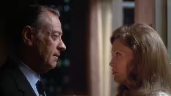 Max Schumacher (William Holden) facing Diana Christensen (Faye Dunaway) in profile