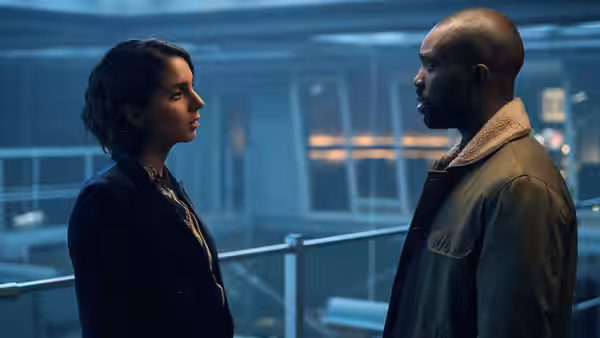 Anjli Mohindra as Archie faces Paapa Essiedu as George on a balcony