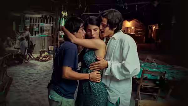 Luisa (Maribel Verdú) held between Tenoch and Julio in an outdoor market