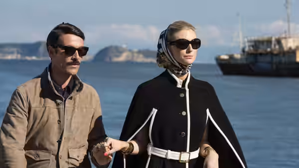Napoleon Solo (Henry Cavill), disguised with a mustache, walks hand in hand with Victoria Vinciguerra (Elizabeth Debicki)
