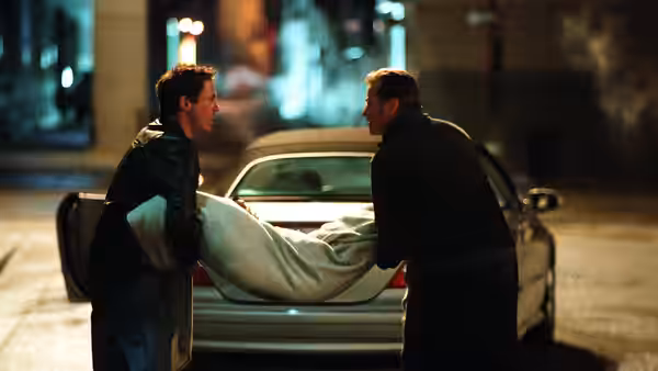 Harry Lockhart (Robert Downey Jr.) and Gay Perry (Val Kilmer) carrying a body bag at night