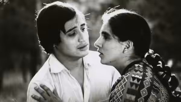 Enrique (David Villalpando) and Rosa (Zaide Silvia Gutiérrez) face each other closely outdoors