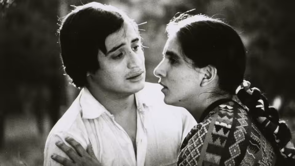 Enrique (David Villalpando) and Rosa (Zaide Silvia Gutiérrez) face each other closely outdoors