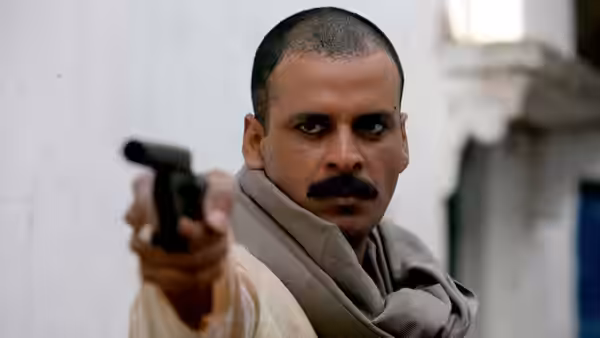 Faizal Khan (Nawazuddin Siddiqui) aiming a handgun directly forward