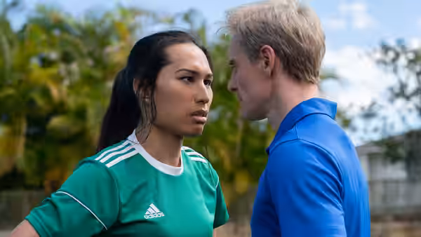 Jaiyah (Kaimana) facing Thomas Rongen (Michael Fassbender) on the sports field