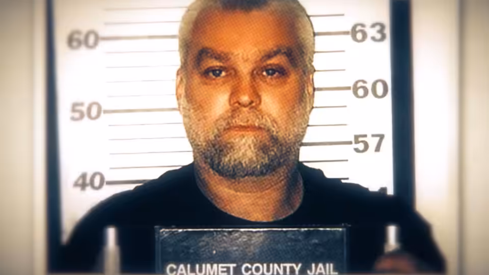Steven Avery holding a Calumet County Jail sign in a mugshot