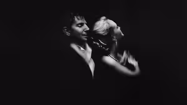Leonard Bernstein (Bradley Cooper) and Felicia Montealegre (Carey Mulligan) in close embrace