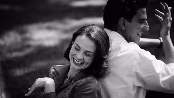 Felicia Montealegre (Carey Mulligan) and Leonard Bernstein (Bradley Cooper) outdoors laughing