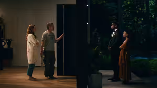 Amanda Sandford (Julia Roberts) and Clay Sandford (Ethan Hawke) opening door to G.H. Scott (Mahershala Ali) and Ruth Scott (Myha'la Herrold)