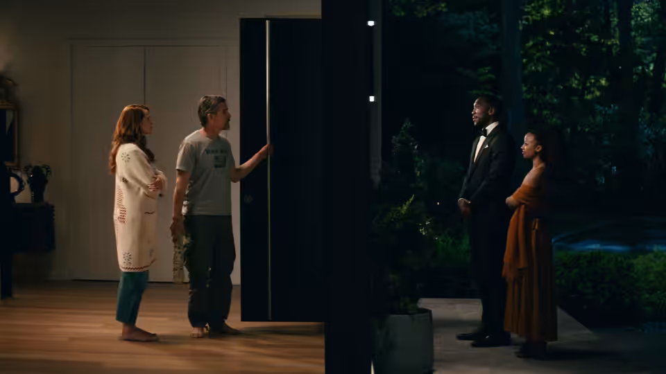 Amanda Sandford (Julia Roberts) and Clay Sandford (Ethan Hawke) opening door to G.H. Scott (Mahershala Ali) and Ruth Scott (Myha'la Herrold)