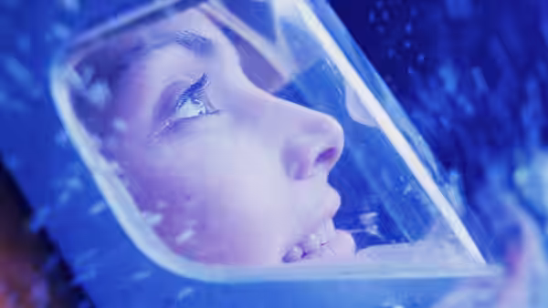 Lindsey Brigman (Mary Elizabeth Mastrantonio) in a diving helmet underwater