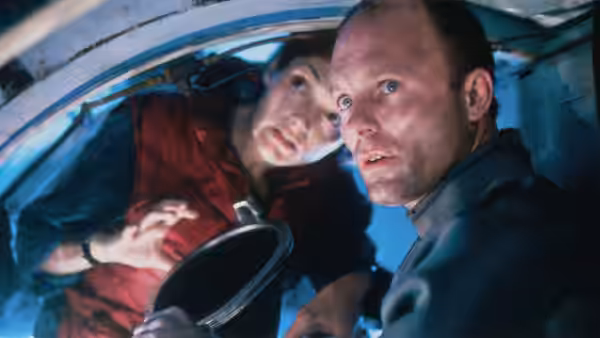 Bud Brigman (Ed Harris) and Lindsey Brigman (Mary Elizabeth Mastrantonio) inside the underwater habitat