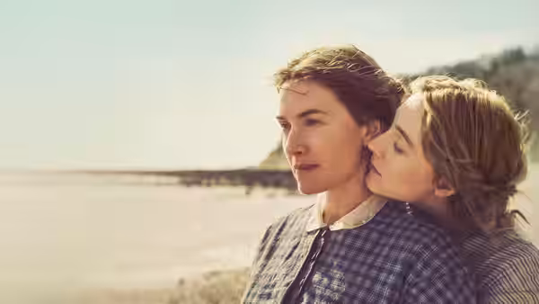 Charlotte Murchison (Saoirse Ronan) kisses Mary Anning (Kate Winslet) on the cheek at the shore