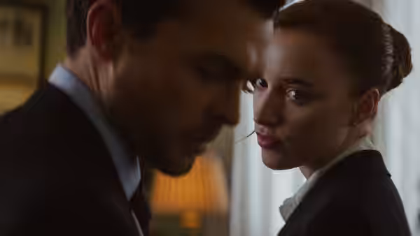 Luke (Alden Ehrenreich) and Emily (Phoebe Dynevor) in a tense close embrace